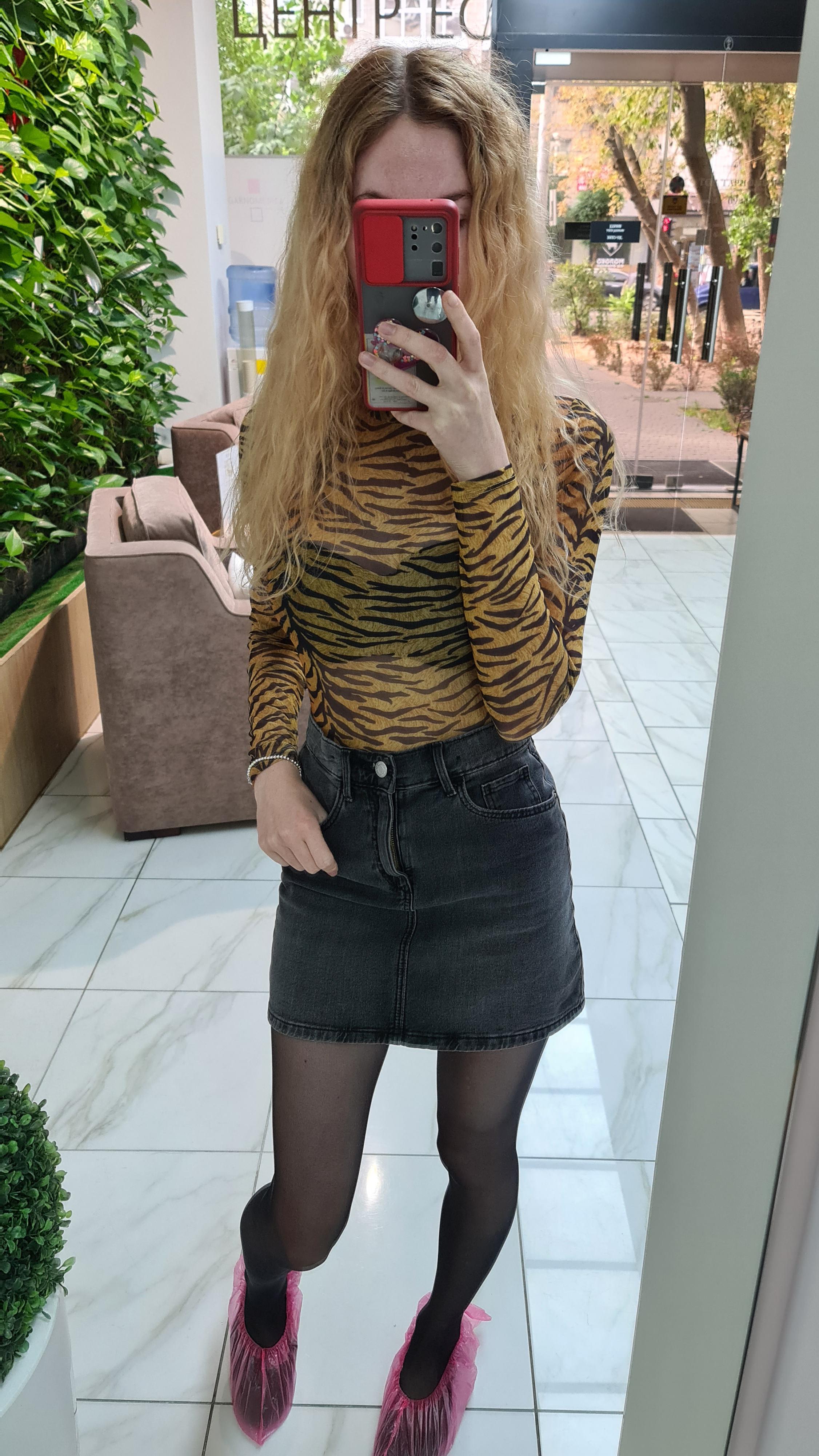  The denim skirt looks cute